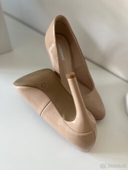 Béžové lodičky lesklé vel. 36 👠 - 3