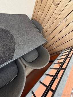 Prodám stůl a židle – černé sklo, vhodné do interiéru i exte - 3