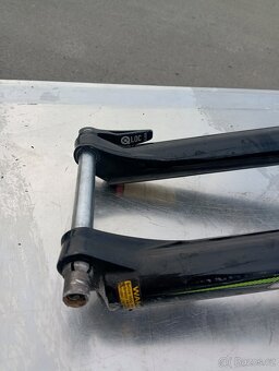 Vidlice SUNTOUR 27.5 10xcr 120mm s pevnou osou - 3