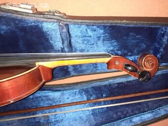 Housle celé. - 3