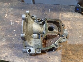 Příruba (pouzdro) vodní pumpy Sprinter 312, 212, 412, atd. - 3