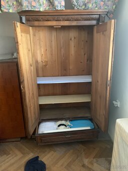 Vyřezávaná historická dřevěná skříň - 3