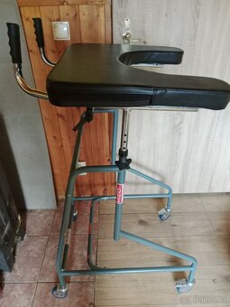 Vysoké čtyřkolové chodítko - 3