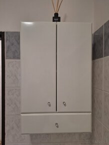 Koupelnové skříňky v bílém lesku - 3