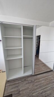 Šatní skříň se zrcadlem - 3