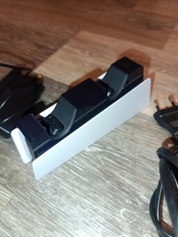 Nabíjecí stanice na PS5 ovladače - 3
