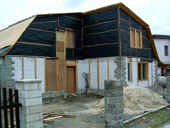 STAVEBNICI RODINNÉHO DOMKU a POZEMEK - 3