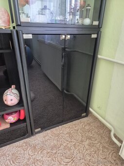 Černá obývací stěna s vitrínou - 3