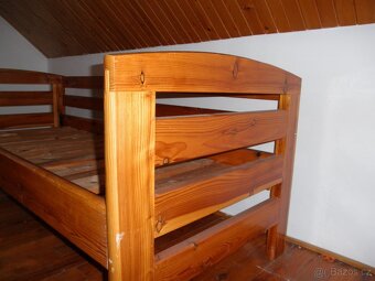 Postel masívní z modřínu. - 3