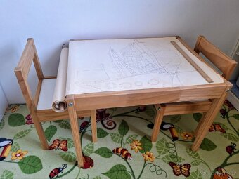 Dětský stůl se židlemi IKEA LÄTT vč. držáku na roli papíru - 3