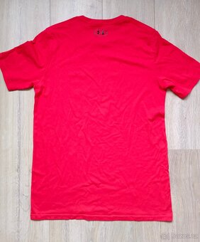 Červené triko Under Armour S/M pánské - 3