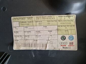 víko odklácí schránky v kufru Škoda Felicia combi před FL do - 3