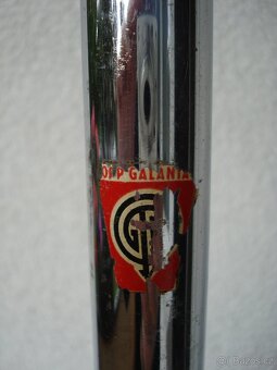 Věšák stojanový kovový retro, stojan na oblečení. - 3