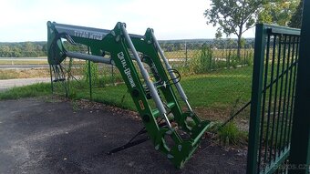 Čelní nakladač John deere - 3