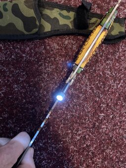 Survival nůž s LED svítilnou, kompasem a kamo pouzdrem - 3