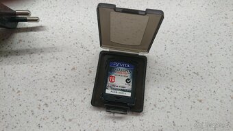 PS Vita + příslušenství + hra - 3