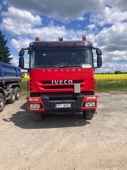 Iveco Trakker 8x4 třistranný sklápěč - 3