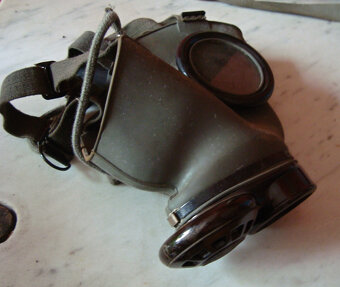 Plynová maska v kovovém pouzdře z 50. let - 3