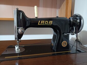 Prodám skříňový zachovalý funkční šlapací šicí stroj LADA - 3