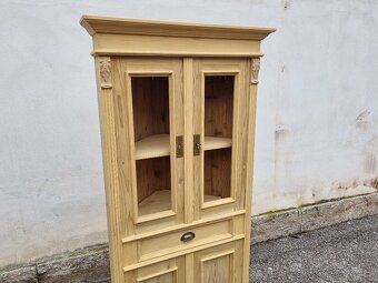 STARÁ SMRKOVÁ ROHOVÁ VITRÍNA PO RENOVACI - 3