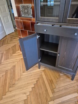 Prosklená skříň IKEA IDANAS z masivu za půlku ceny - 3