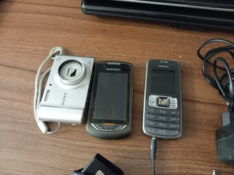 Telefony Samsung (funkční), Nokia a pár nabíječek + foťák - 3