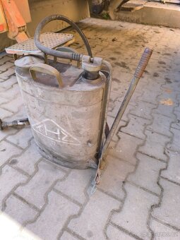 stará vojenská vodní pumpa - 3