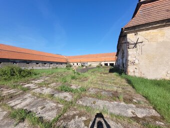 Statek 18.500 m2 s budovami a památkově chráněným zámkem - 3
