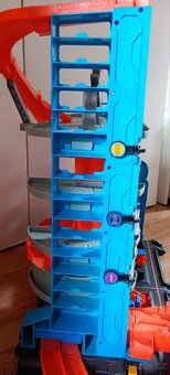 Hot Wheels velká dráha garáž se žralokem - 3