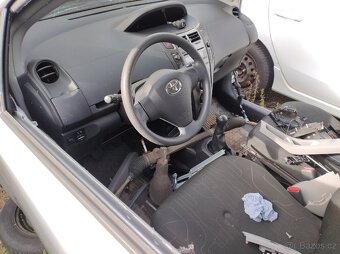 Toyota Yaris 2009 5 dveře, díly z auta - 3