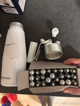 Lahev na šlehačku Hendi - 3