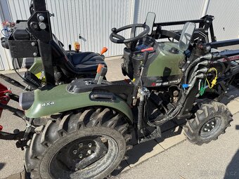 Malotraktor Captain 263 s čelním nakladačem s TP - 3