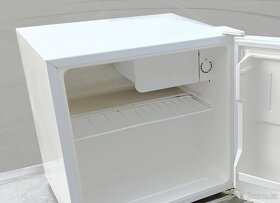 Malá lednice s mrazčkem 45 lit Bomann - 3