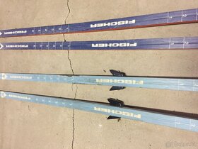 2 páry starších běžel Fischer o délce 210cm + hole 160cm - 3