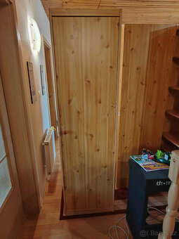 prodám skříně a postel - 3