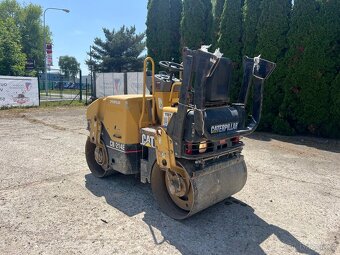 Vibrační válec CAT CB 214 – hmotnost 2,4t – motor Perkins - 3