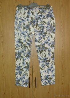 Světlé květované dámské 7/8 kalhoty Takko Fashion - 3