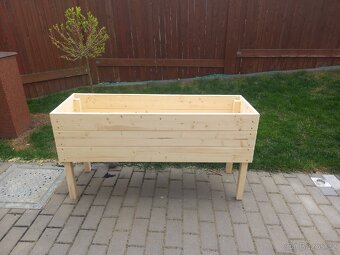 Vyvýšený  truhlík 
Délka: 120 cm
Šířka: 40 cm
Výška: 65 c - 3