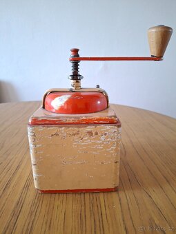 Historický mlýnek na kávu - 3