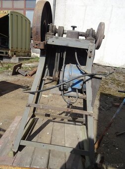 Dvoukotoučová bruska na kov , stáří ca 60 let. - 3