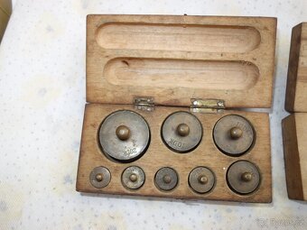 Dvě sady starých mosazných závažíček v krabičkách - 3