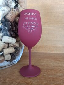 Barevné gravírované sklenice na víno s textem - 3