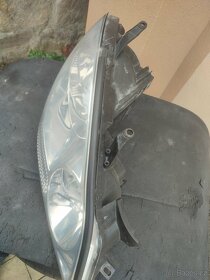 Pravé přední světlo Avensis Verso 01-04 - 3