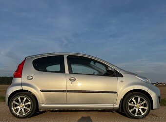 Peugeot 107 - pětidveřové hezké auto. - 3