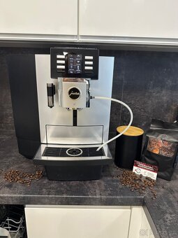 Jura X8 s čisticími prostředky a kávou - 3
