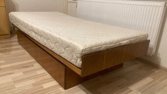 Postel z masivu, s úložným prostorem - 3