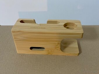 Dřevěný stojánek na nabíjení pro Apple - 3