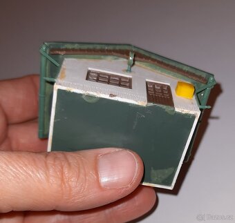 Dvě autobusové zastávky k mašinkám do kolejiště TT - 3