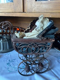 Sběratelský komplet – kočárek + porcelánová panenka - 3