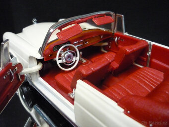 Mercedes Benz 280 SE Automatic Maisto 1/18 - 3